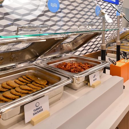Holiday Inn Express Pembroke By Ihg Екстериор снимка