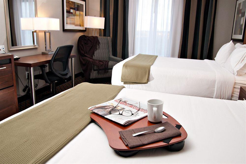 Holiday Inn Express Pembroke By Ihg Екстериор снимка