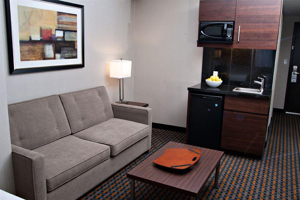 Holiday Inn Express Pembroke By Ihg Екстериор снимка