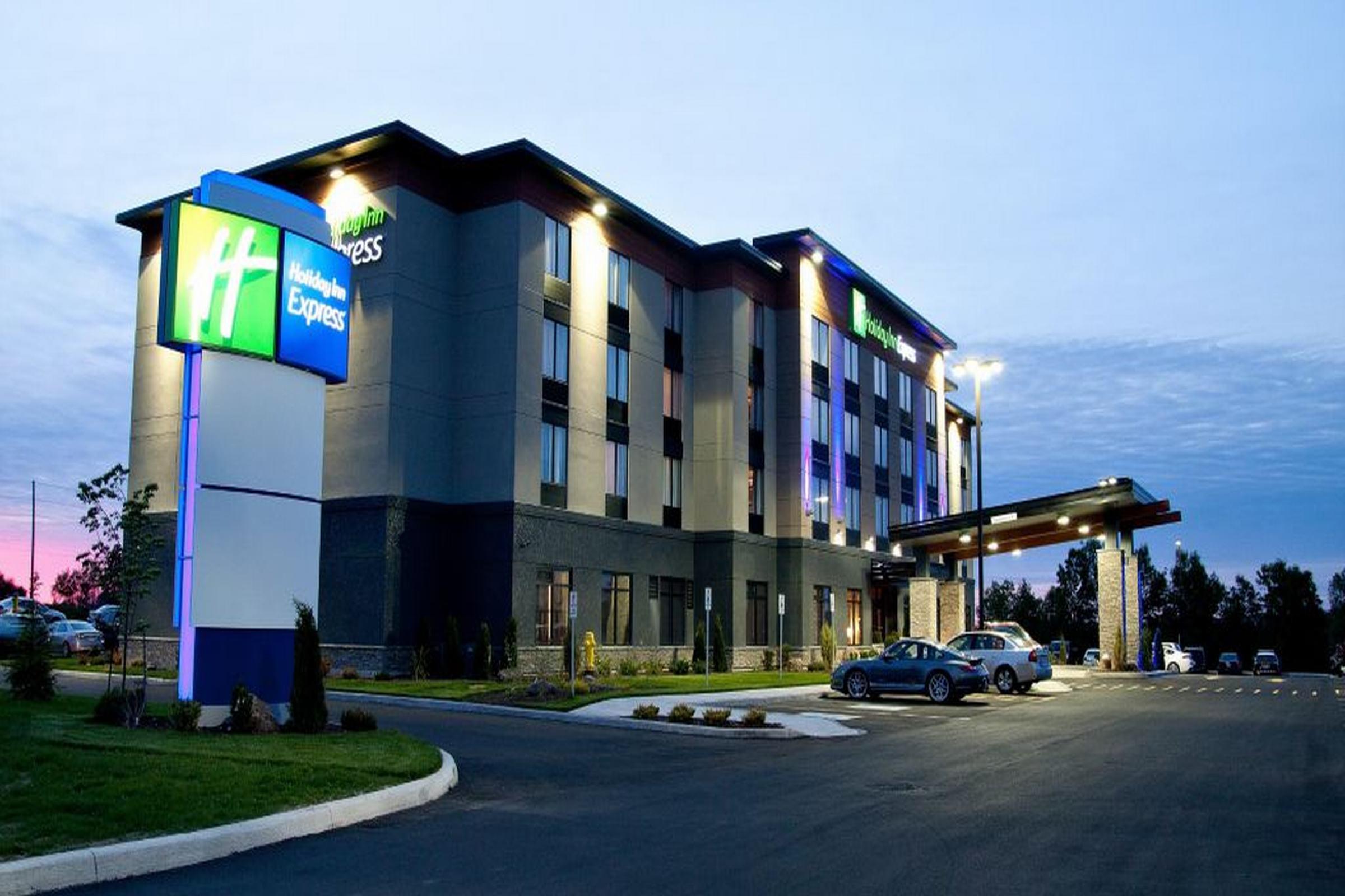 Holiday Inn Express Pembroke By Ihg Екстериор снимка