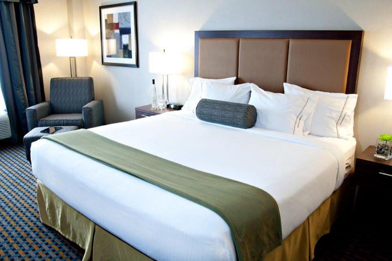 Holiday Inn Express Pembroke By Ihg Екстериор снимка