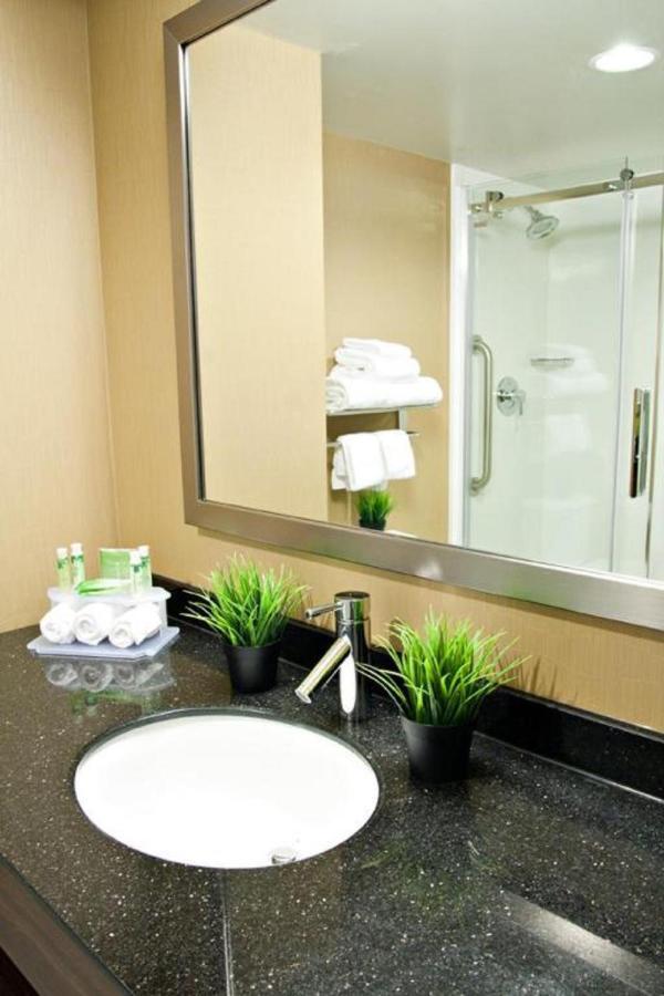 Holiday Inn Express Pembroke By Ihg Екстериор снимка