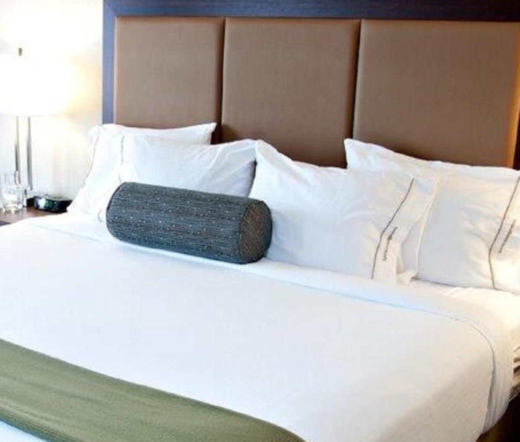 Holiday Inn Express Pembroke By Ihg Екстериор снимка