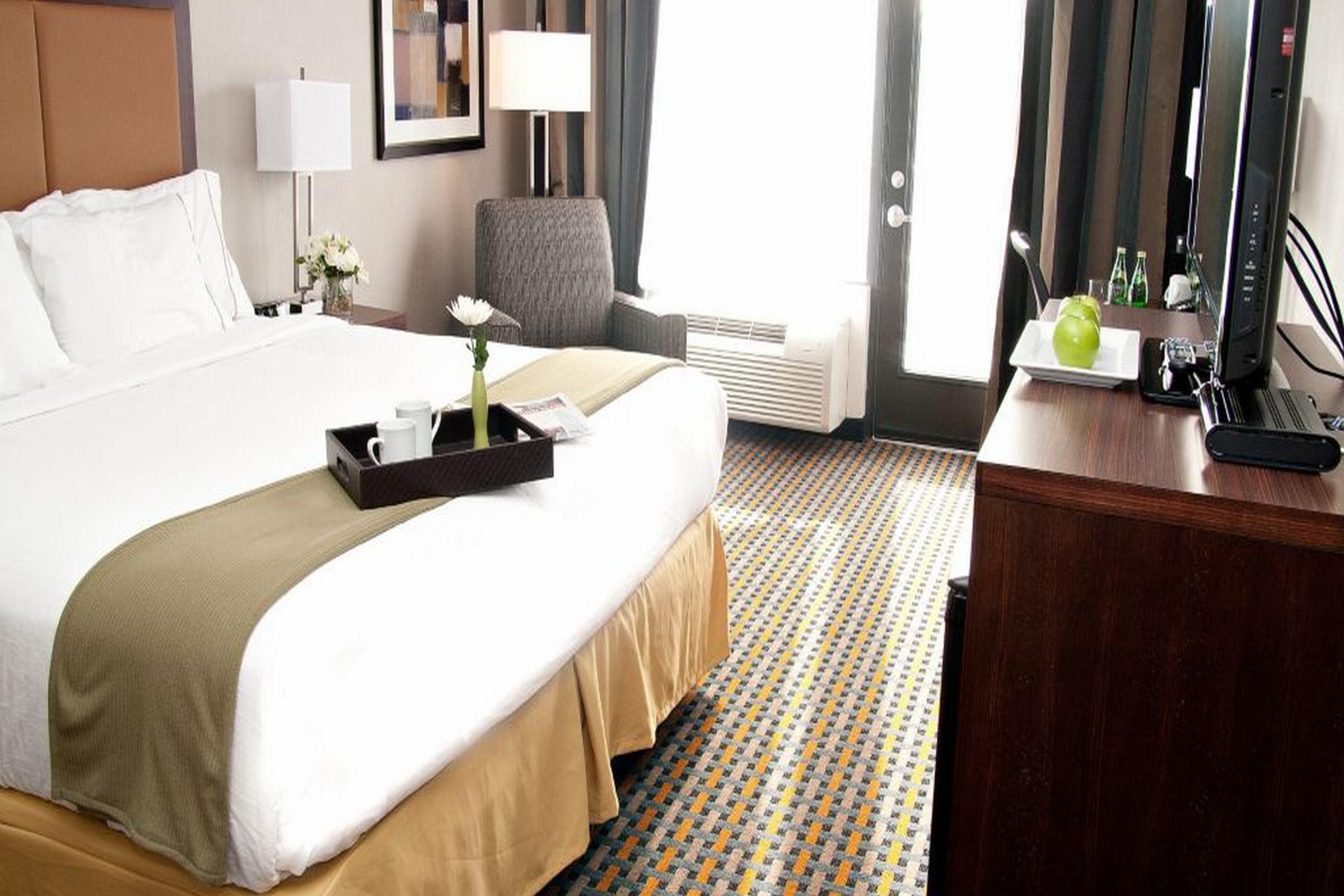 Holiday Inn Express Pembroke By Ihg Екстериор снимка