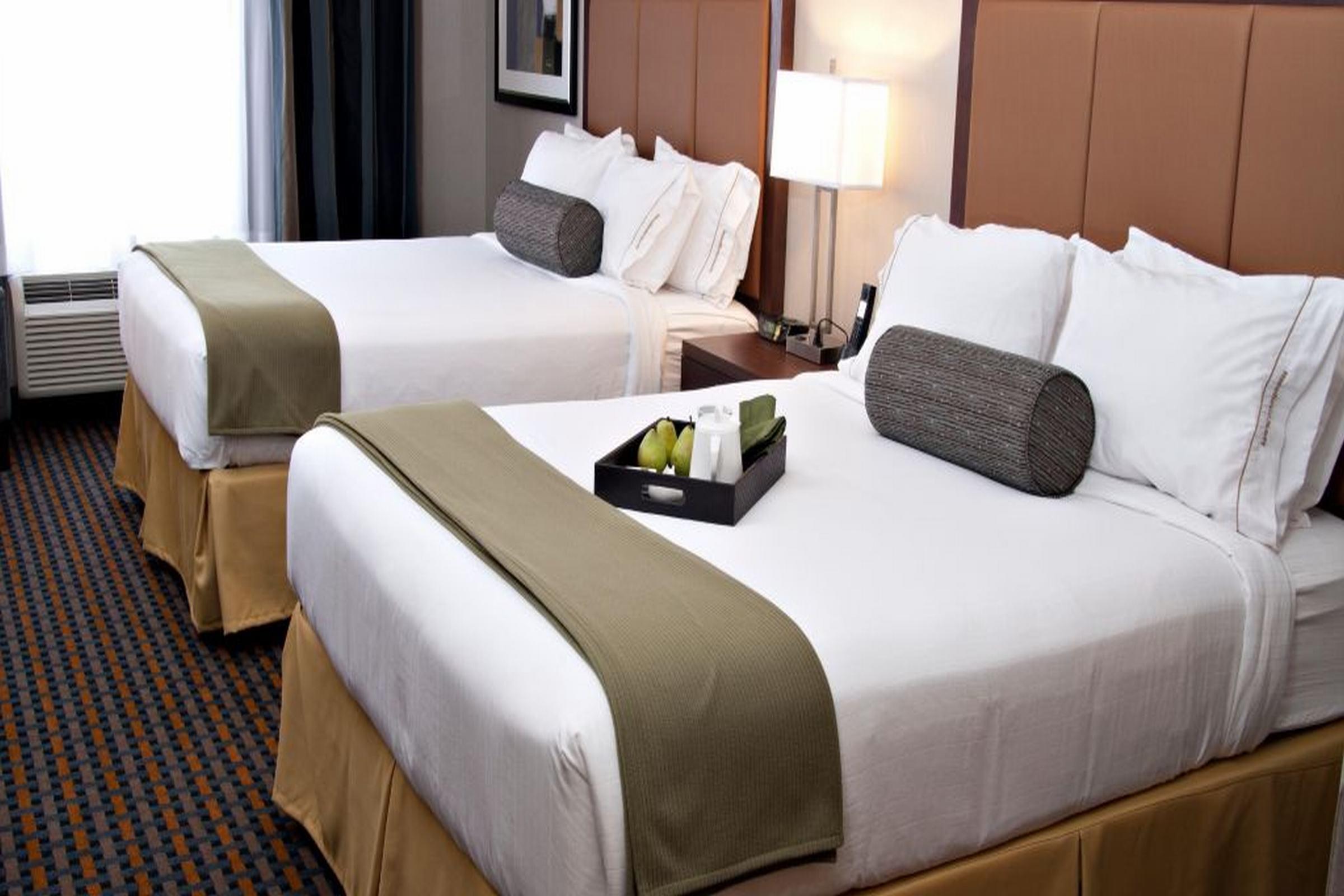 Holiday Inn Express Pembroke By Ihg Екстериор снимка