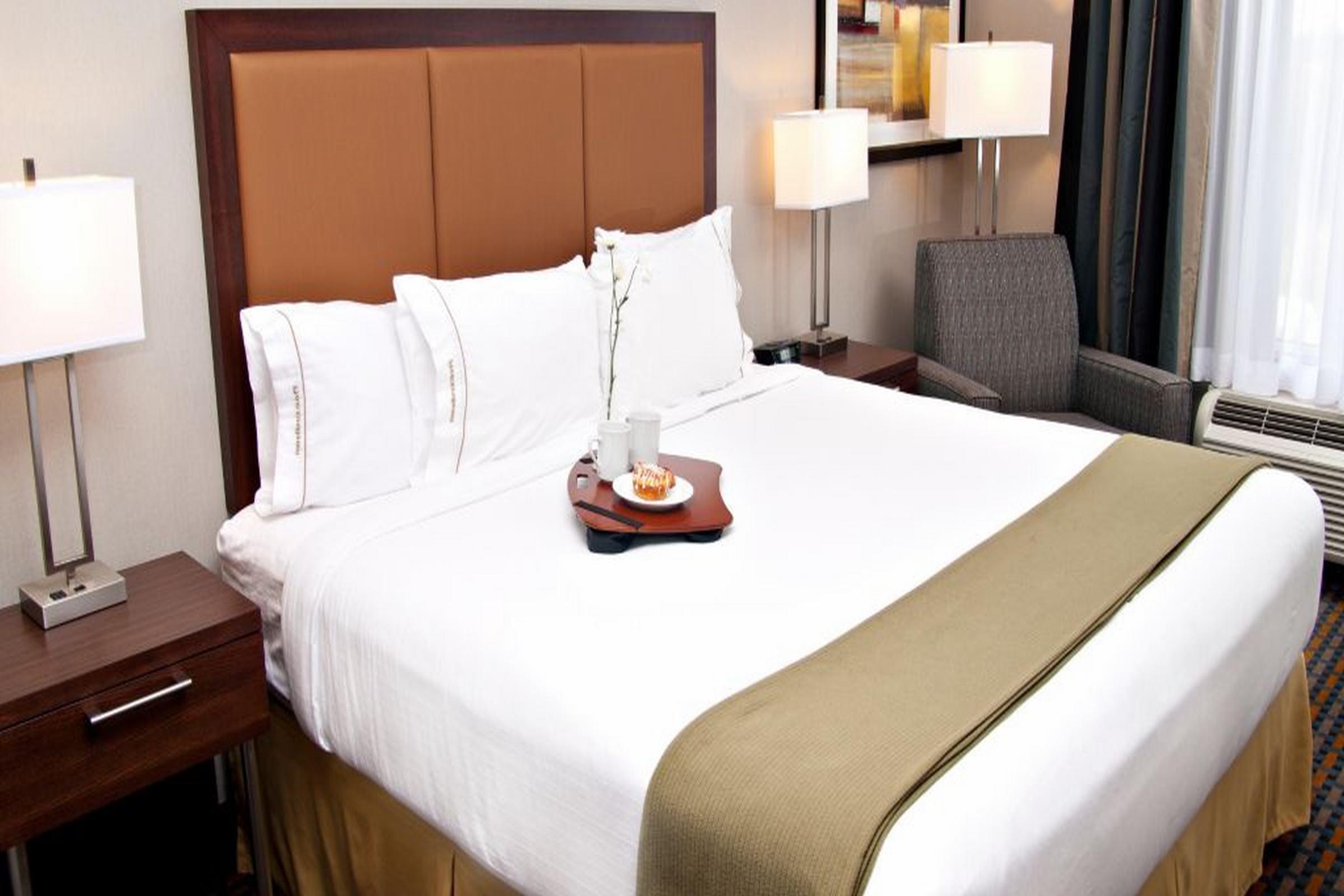 Holiday Inn Express Pembroke By Ihg Екстериор снимка