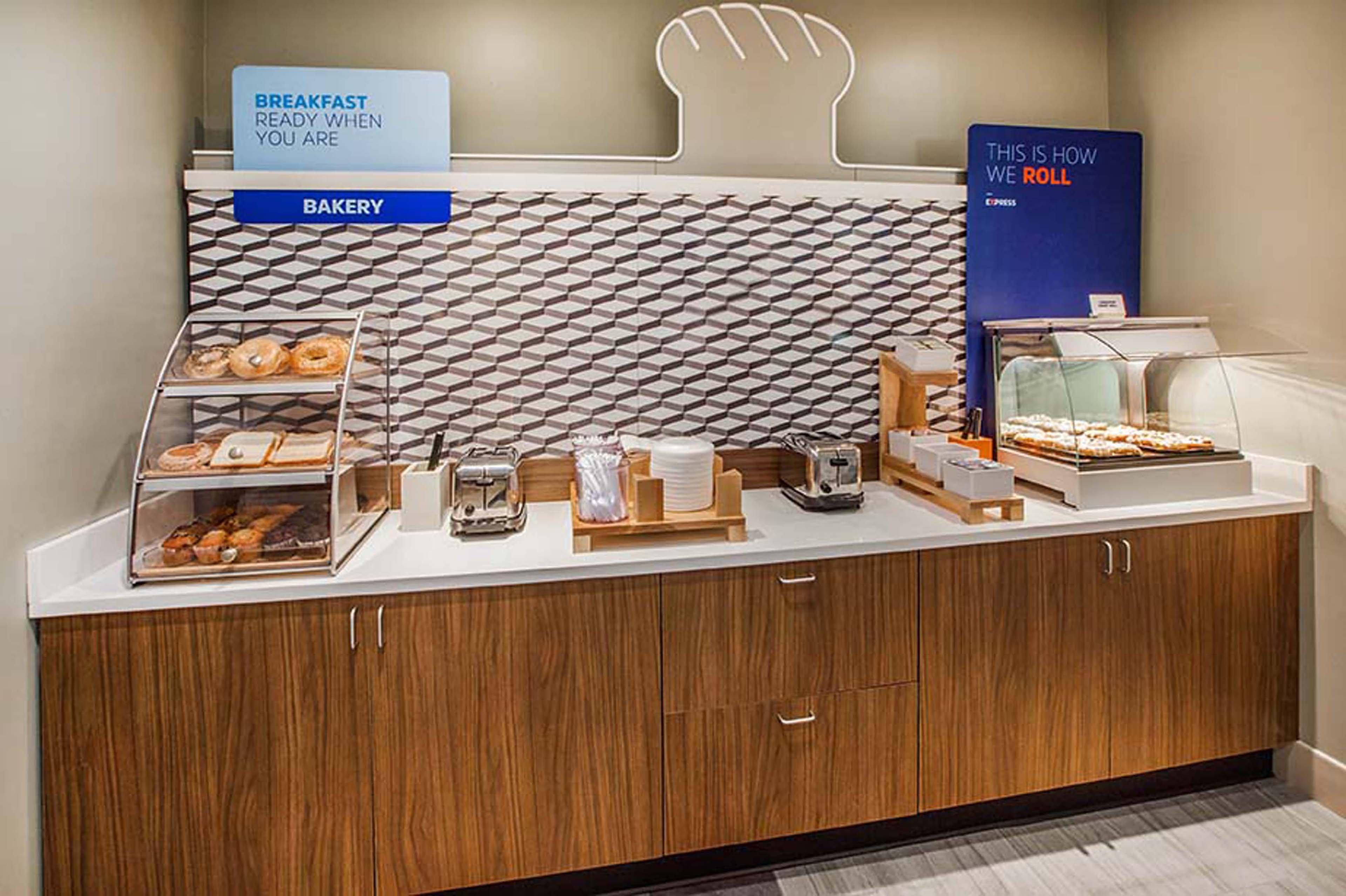 Holiday Inn Express Pembroke By Ihg Екстериор снимка