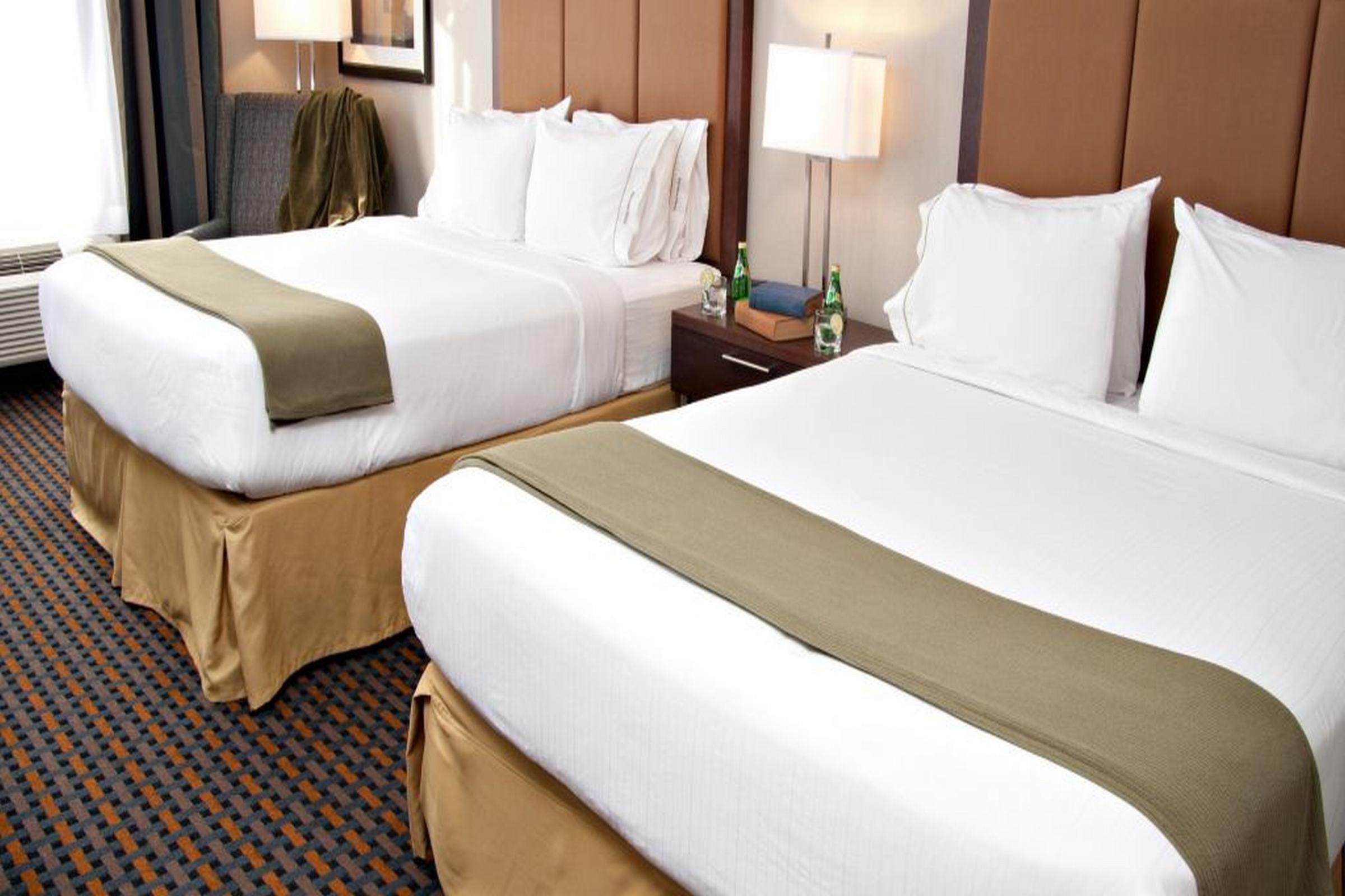 Holiday Inn Express Pembroke By Ihg Екстериор снимка