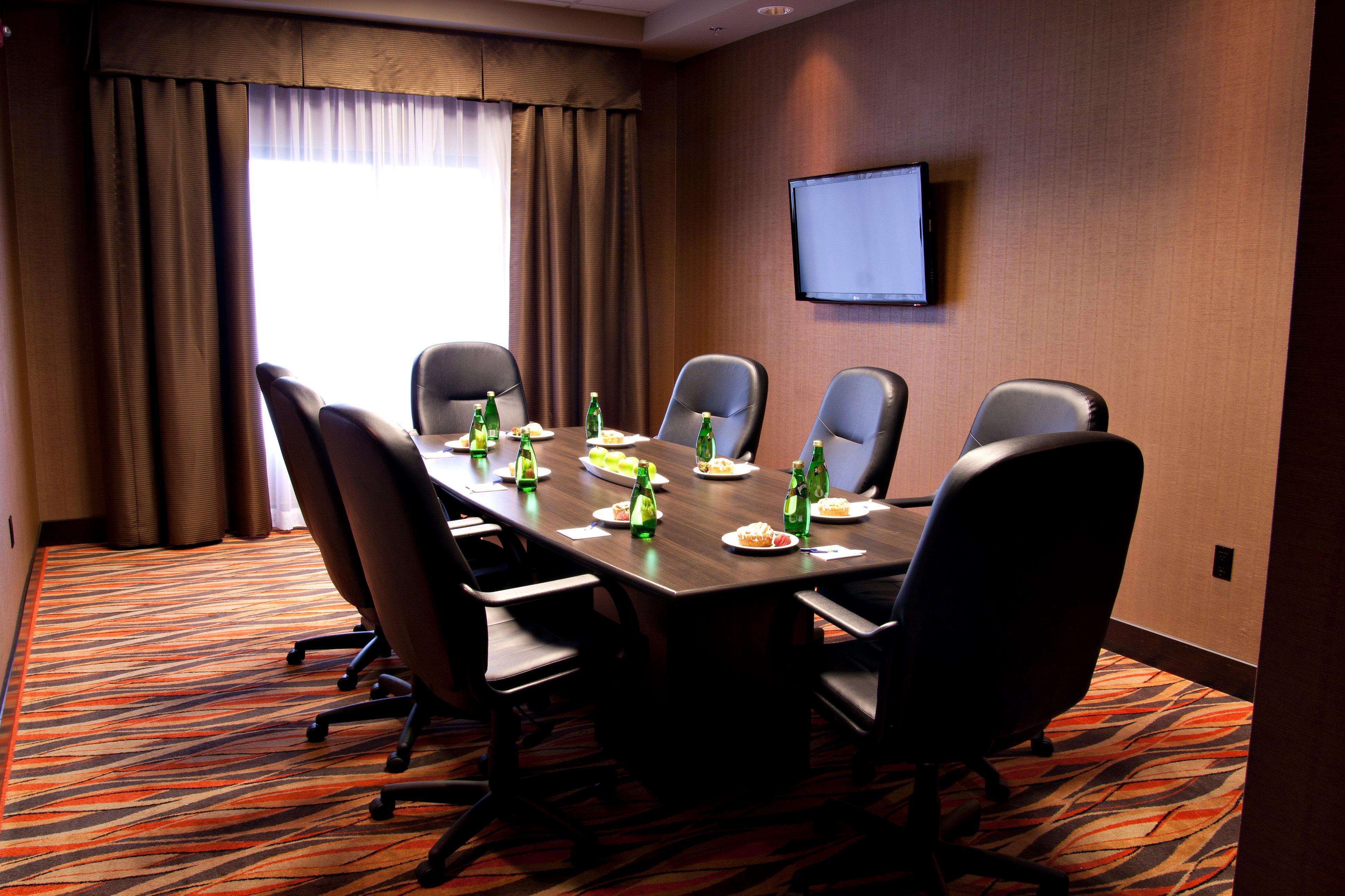 Holiday Inn Express Pembroke By Ihg Екстериор снимка